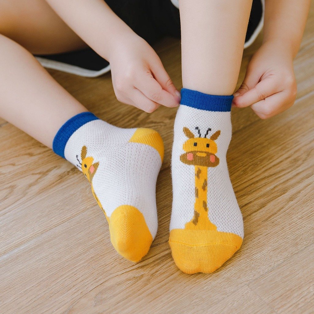 cute giraffe athletic socks for kids